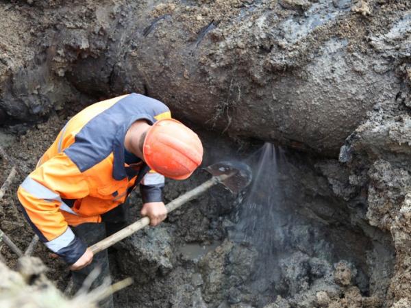 Коммунальщики парализуют движение в центре Ставрополя